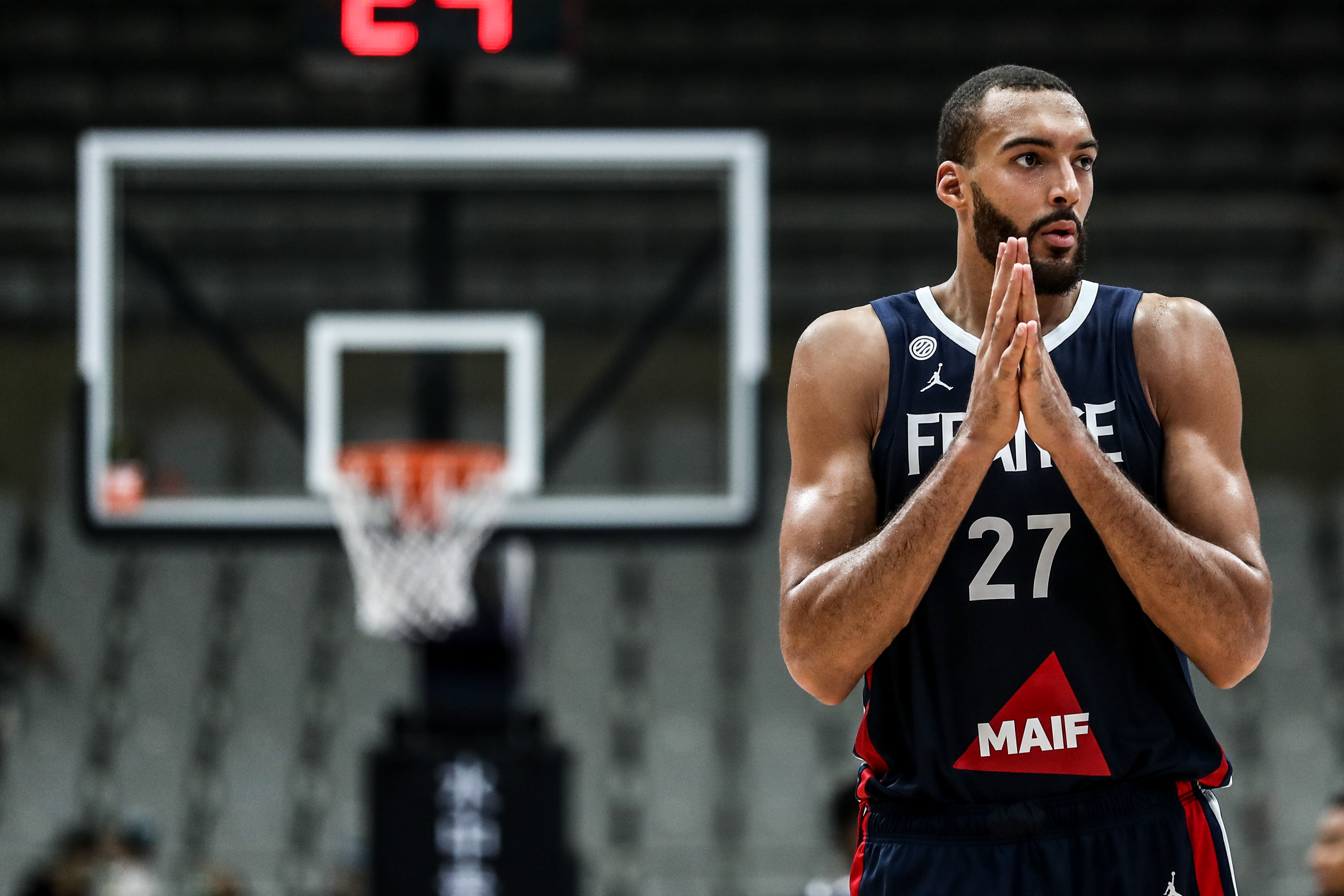 相信品牌的力量-包含里昂发布备战花絮；国际比赛日战术微调；CBA常规赛任务艰巨；训练强度明显提升的词条